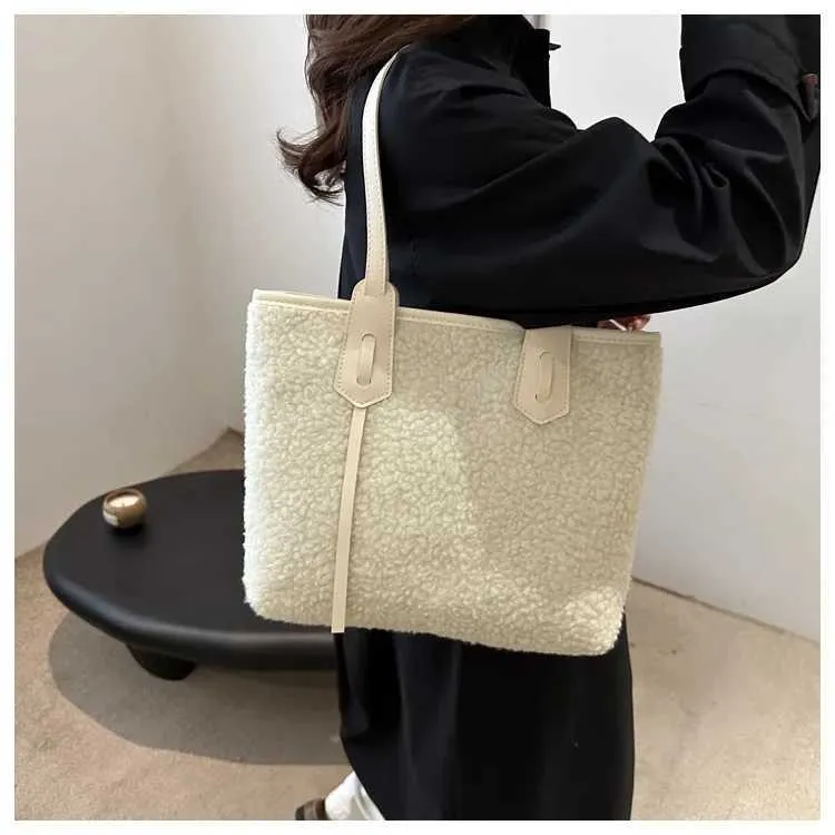 Sac fourre-tout polyvalent en peluche à la mode pour femmes, nouvelle collection, sac à main, couleur unie, décontracté, tempérament généreux_voghion.com