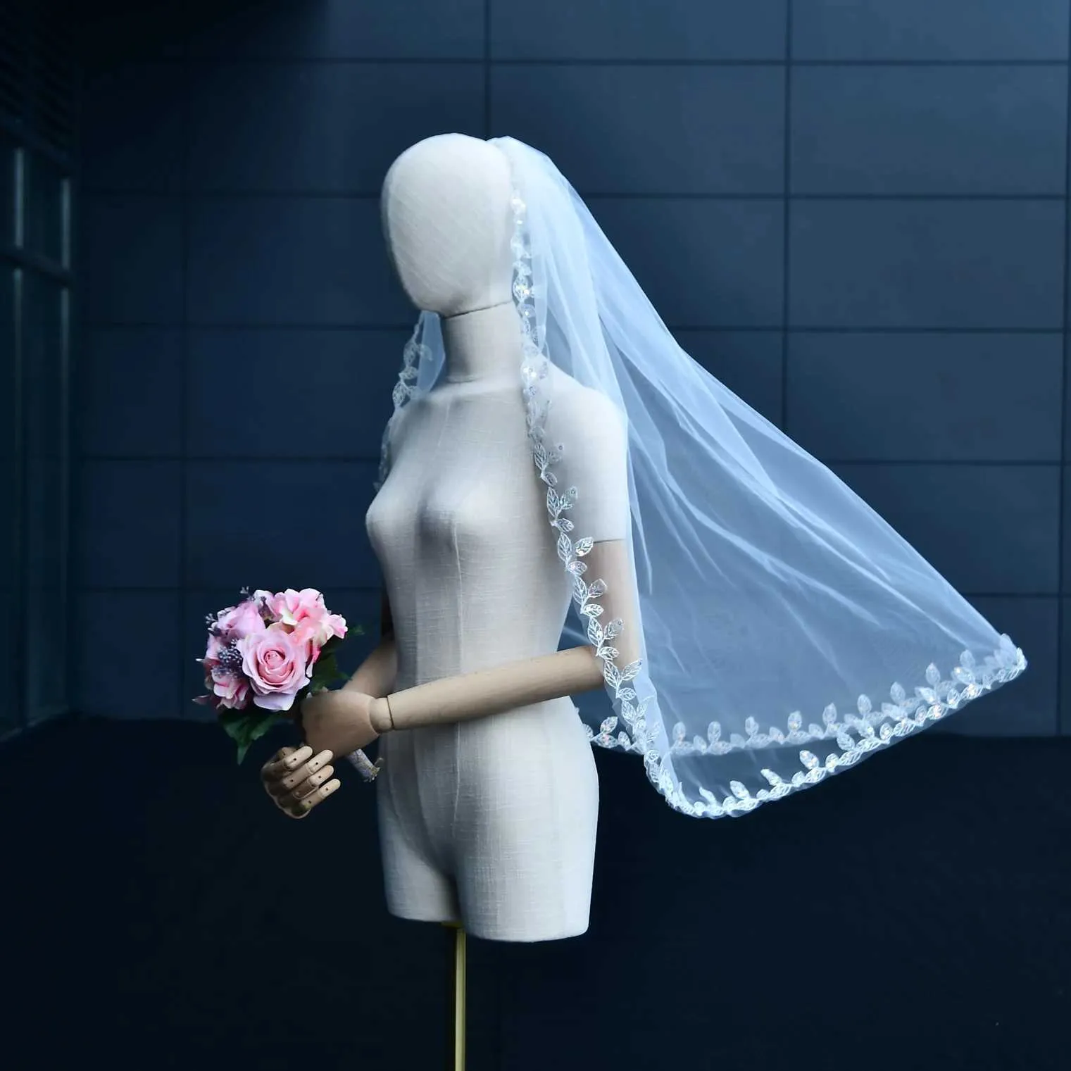 Voile de mariée accessoire cheveux sequins dentelle motif feuilles_voghion.com