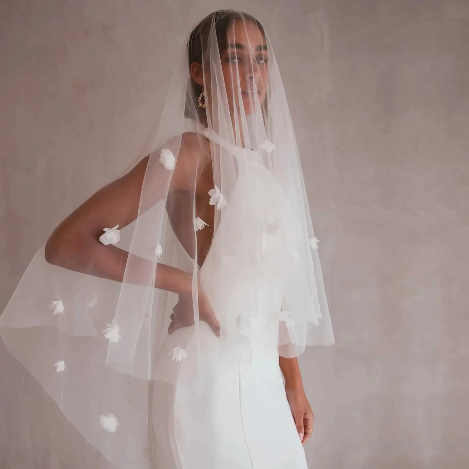Voile de mariée à 2 niveaux V111, voile floral blush en tissu 3D, fleurs dispersées, illusion de mariée avec couvre-peigne_voghion.com
