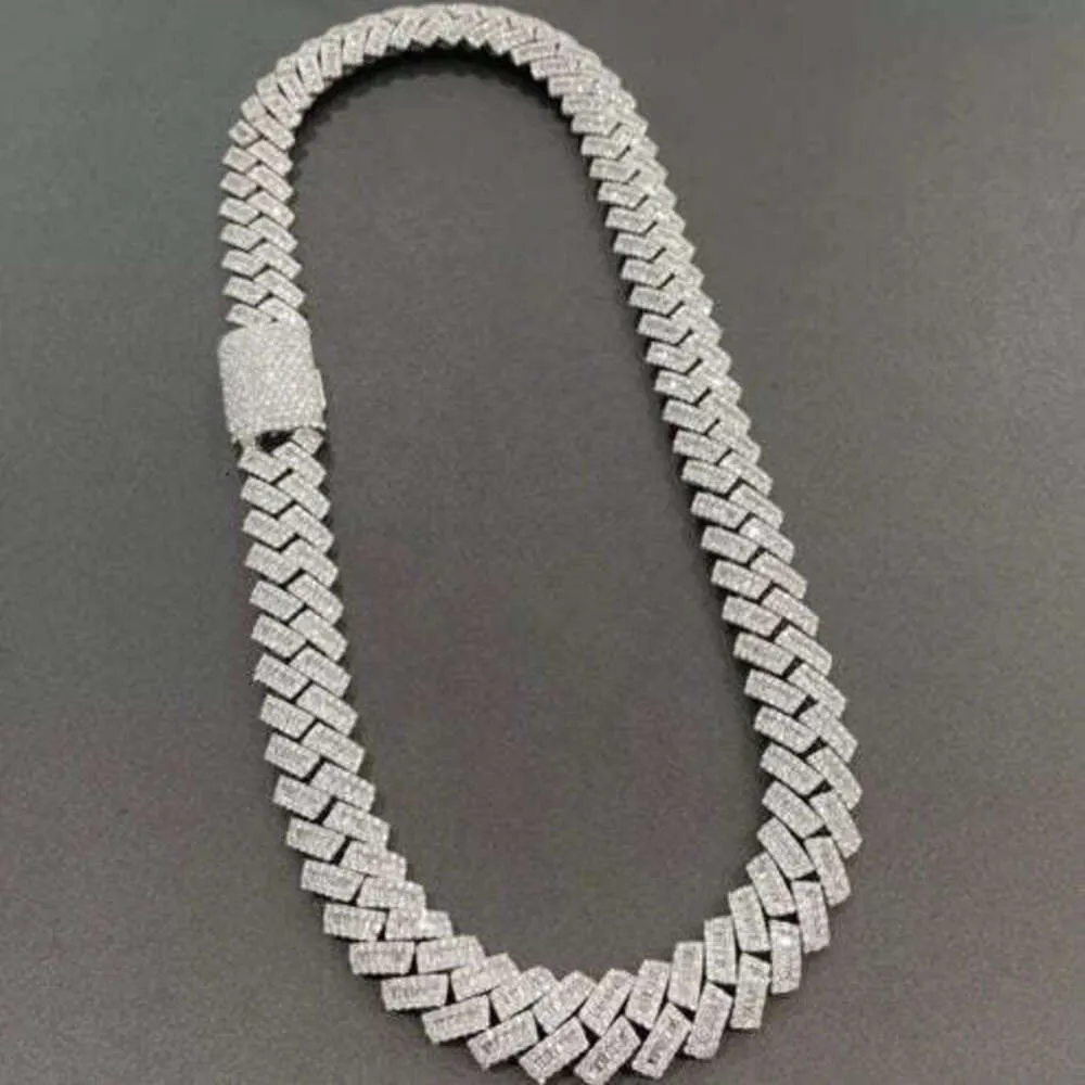 Catena da rapper ghiacciata a maglie cubane da uomo in moissanite con diamanti tondi e baguette premium da 20 mm, disponibile dall'India_voghion.com