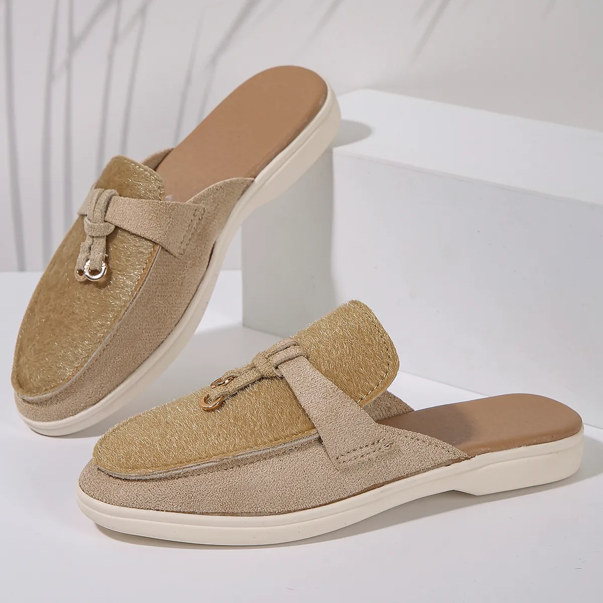 Nuove pantofole casual con fondo piatto e nappine, comode da indossare, con fibbia in metallo, da donna, di marca unica_voghion.com