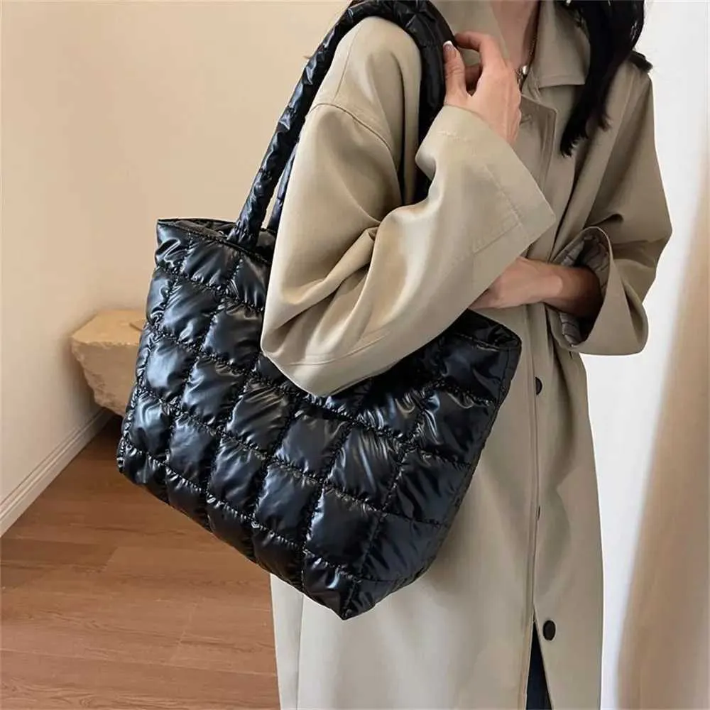 Women's Quilted Tote Bag Large Capacity Winter Shoulder Handbag_voghion.com