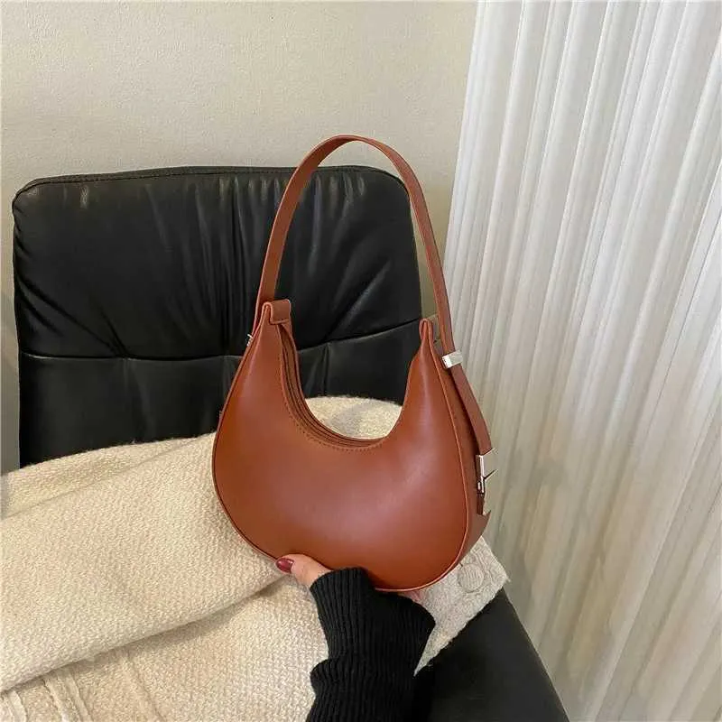 Borsa a spalla a mezzaluna donna elegante in ecopelle_voghion.com