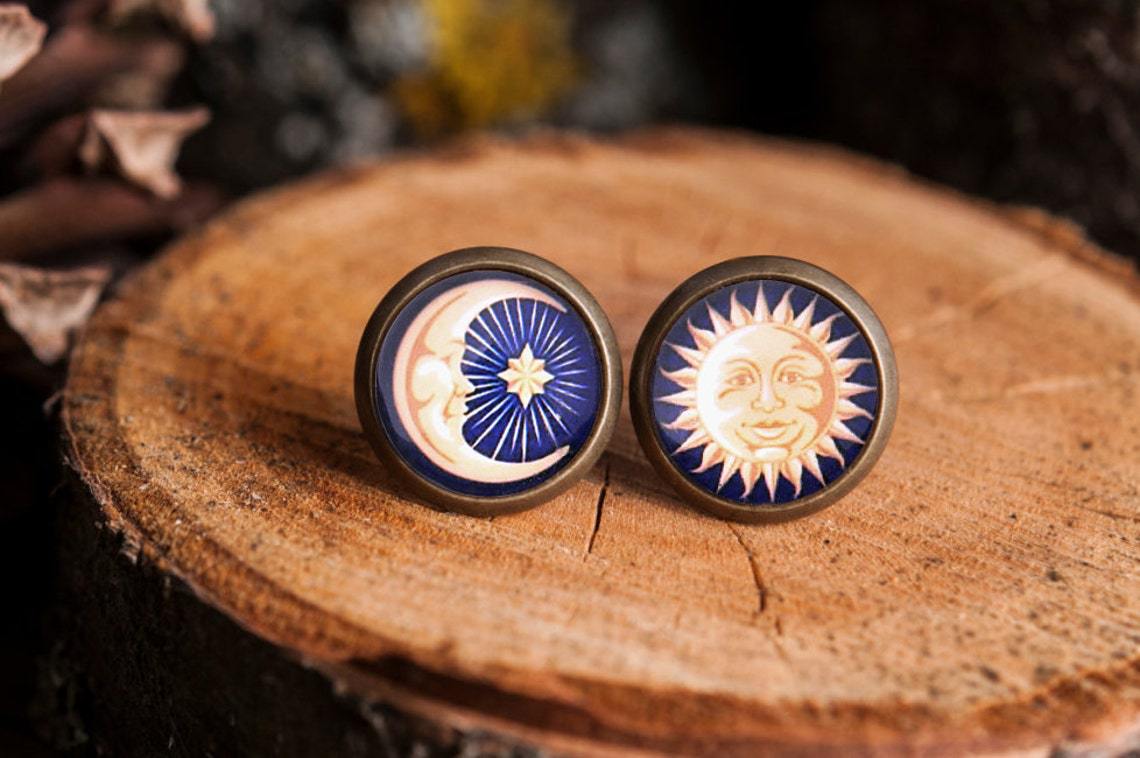 Eleganti e semplici orecchini a bottone con sole e luna_voghion.com