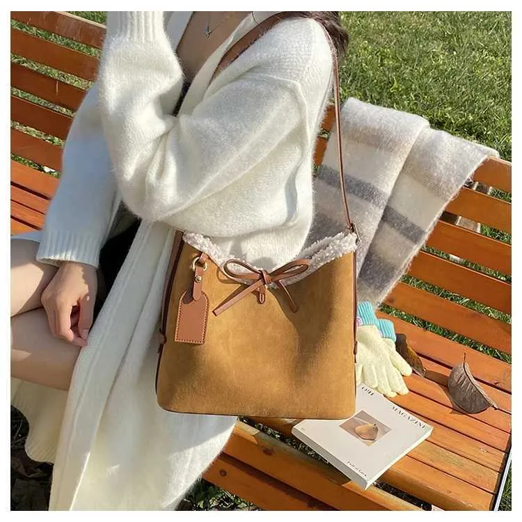 Borsa a secchiello e borsa a spalla in scamosciato per donna_voghion.com