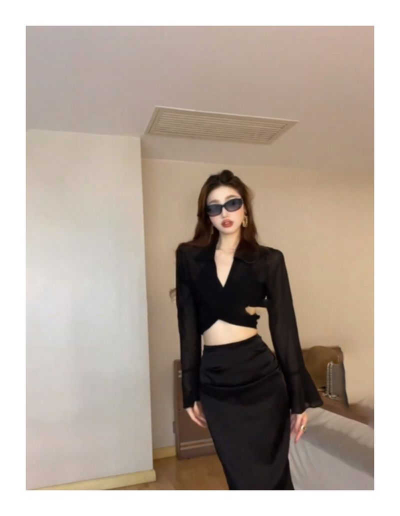 Un set sofisticato ed elegante, con una versatile maglietta nera e una gonna sexy da ragazza hot per le donne in estate_voghion.com