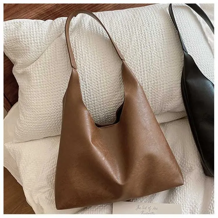 Lightweight PU soft leather large capacity womens shoulder lower arm buckle casual style makeup bag Y241123_voghion.com