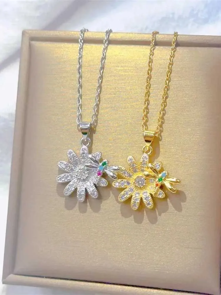 Collane con ciondolo alla moda e belle, collana con piccolo crisantemo, squisita personalità retrò, ape in acciaio inossidabile_voghion.com