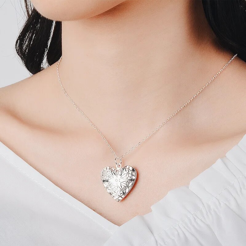 Colar com pingente de coração vazado retrô quente para mulheres, colar geométrico com pingente de amor, colar de corrente, explicação de joias, presente de Natal_voghion.com