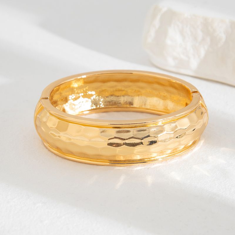 Muodikas geometrinen ympyrä yksinkertaisella vasarakuvioisella metalliseosrannekorulla_voghion.com