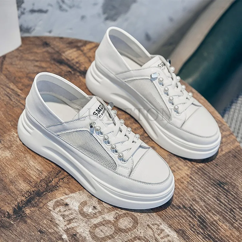 Scarpe casual leggere, traspiranti e comode, in vera pelle, con fondo piatto, bianche._voghion.com