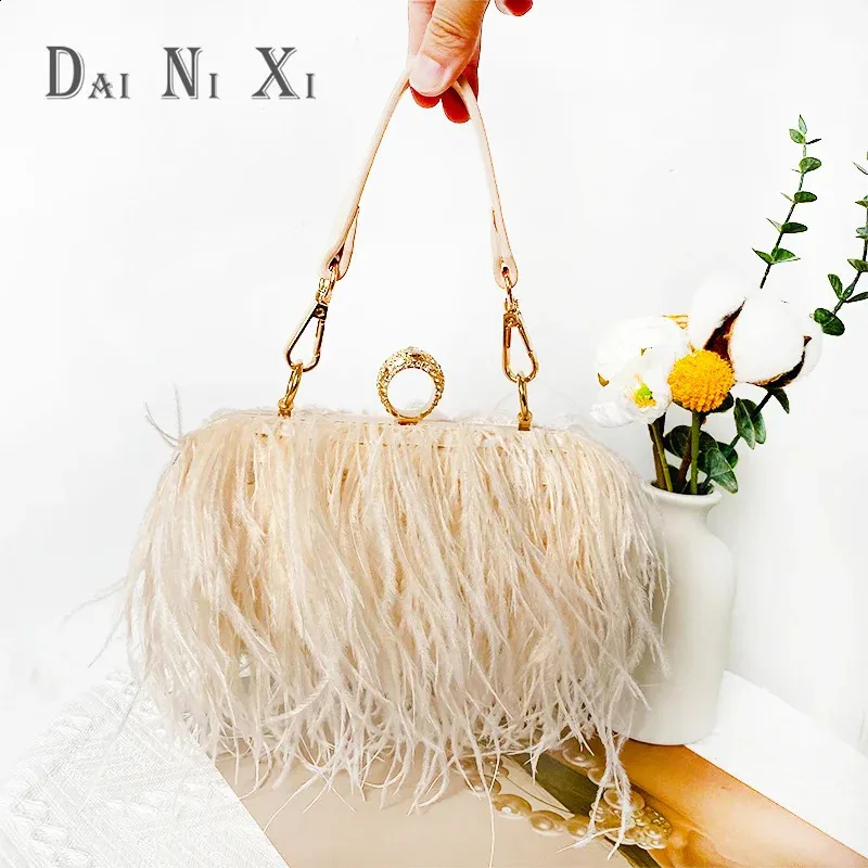Portafoglio in pelliccia di struzzo alla moda, con piume, pochette da donna, con anelli a nocca, per cena, festa, matrimonio, chic 240919_voghion.com