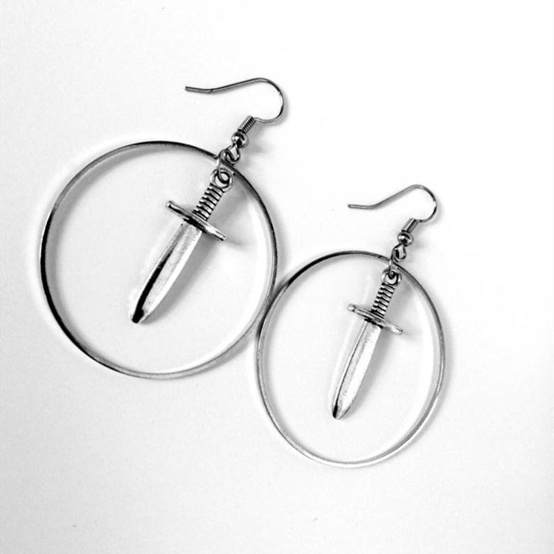 Boucles d'oreilles en soldes Boucles d'oreilles créoles en forme d'épée et de poignard Boucles d'oreilles gothiques Boucles d'oreilles cadeaux d'Halloween_voghion.com
