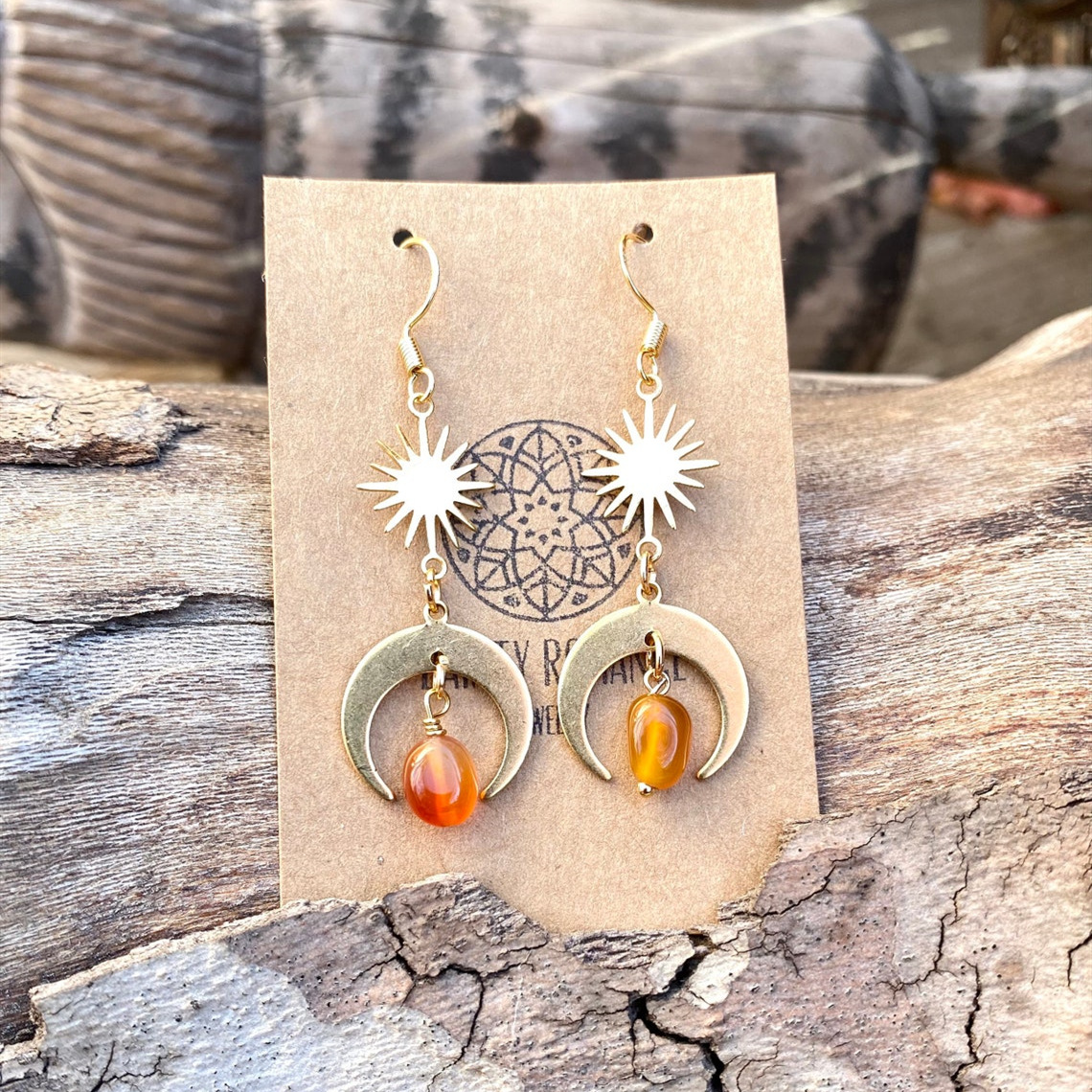Orecchini pendenti sole e luna placcati oro con ciondolo in ambra_voghion.com