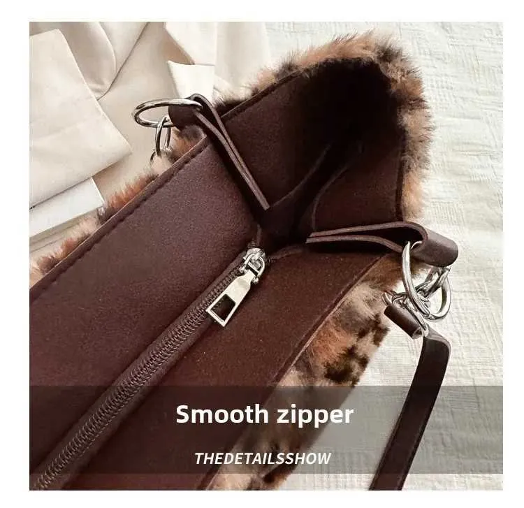Le sac à bandoulière en peluche imprimé léopard pour femme est un sac à bandoulière décontracté et à la mode avec une grande capacité et une texture haut de gamme_voghion.com