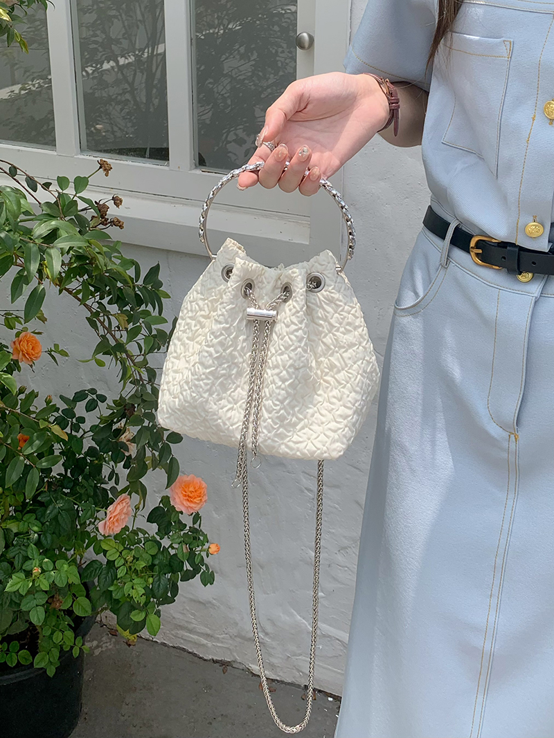 Koreanische Version der Schulter-Umhängetasche Kette, süße und modische 2024 neue Eimer Tasche, ins, Nische tragbare Trend_voghion.com