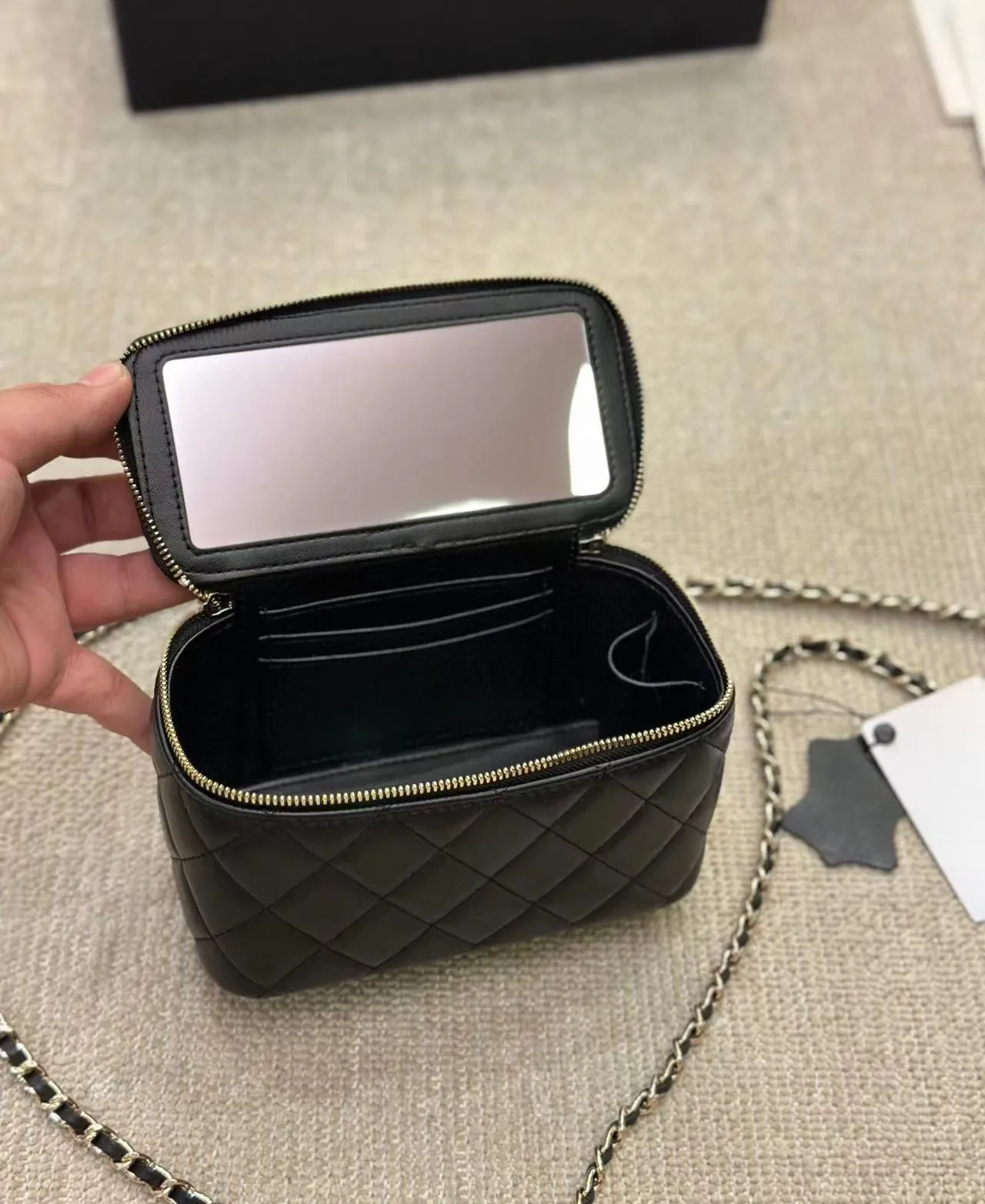 7A Schwarze Damen-Kosmetikbox, Designer-Taschen mit Griff oben, gesteppte Matelassé-Kette, Crossbody-Schulter, Kosmetiktasche_voghion.com