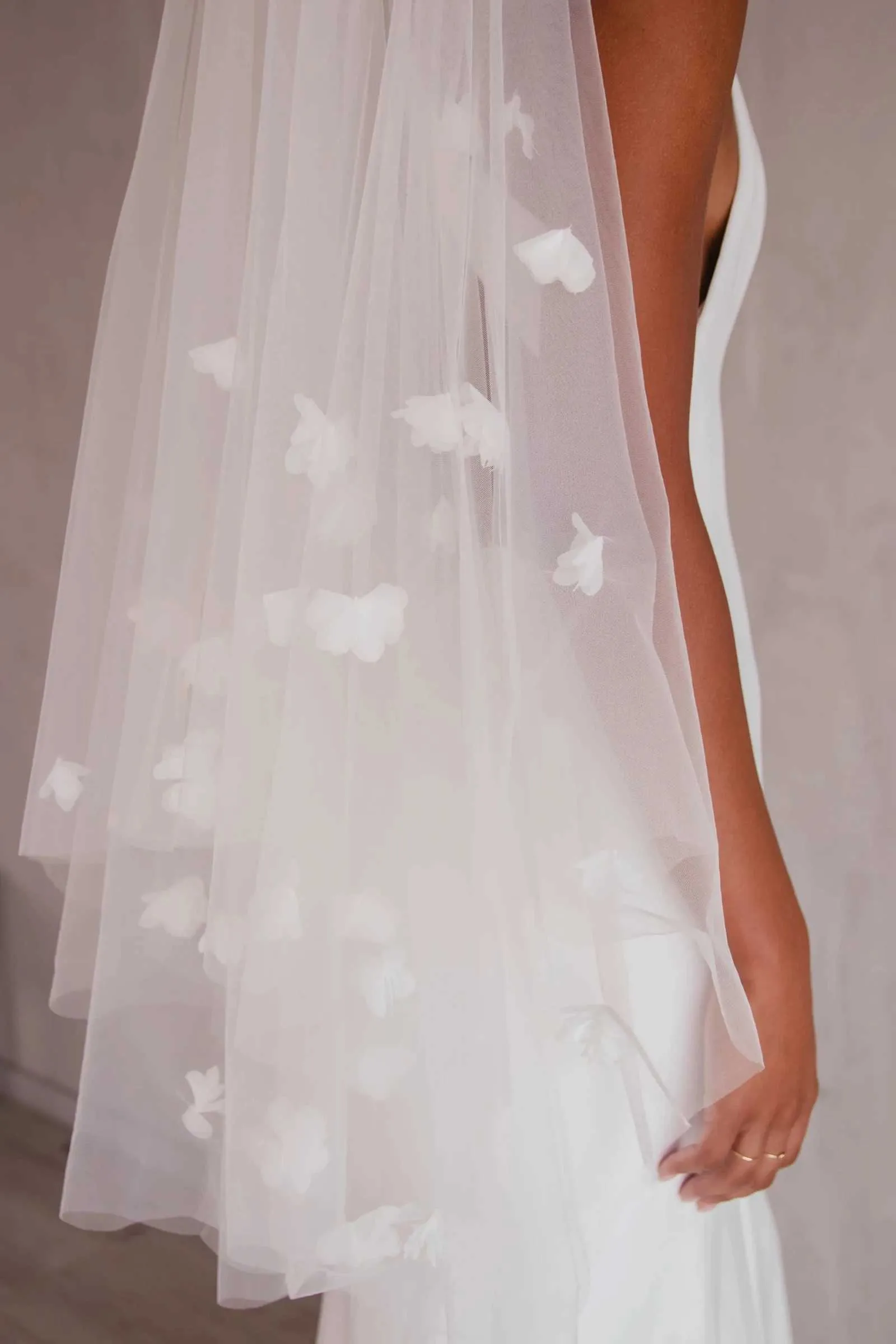 Voile de mariée à 2 niveaux V111, voile floral blush en tissu 3D, fleurs dispersées, illusion de mariée avec couvre-peigne_voghion.com