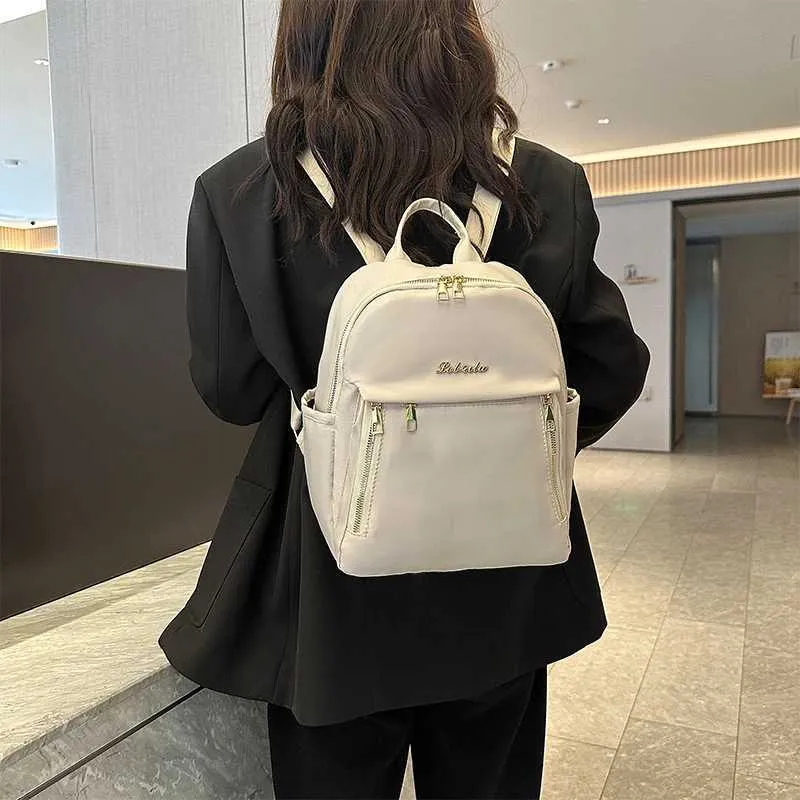Mochila de mujer impermeable en nylon bolso versátil de moda_voghion.com
