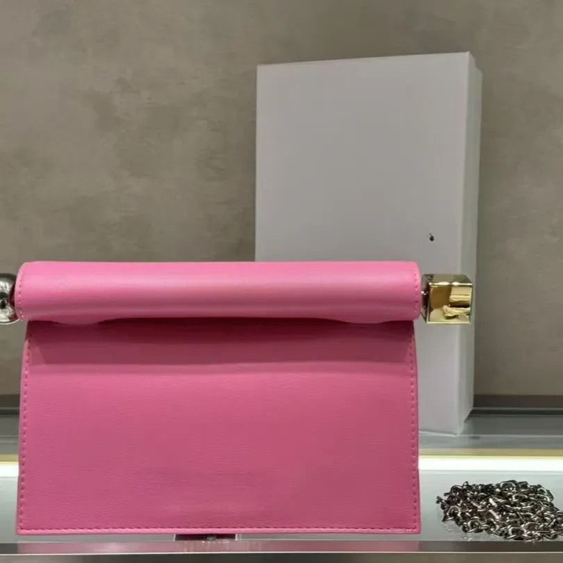 Elegante pochette da sera in pelle di agnello per uscite_voghion.com
