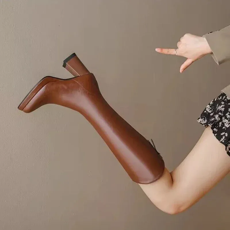 Zapatos de mujer a la moda nuevos de punta puntiaguda con tacón grueso para mujer hasta la rodilla botas largas marrones cálidas de invierno atos de mujer 240612 s_voghion.com