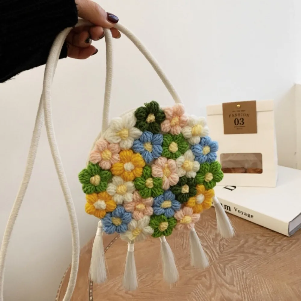 Borsa da spiaggia in rattan bohémien, lavorata a maglia in cotone e lino, con nappa, in stile rurale e con spallacci lavorati all'uncinetto floreale._voghion.com