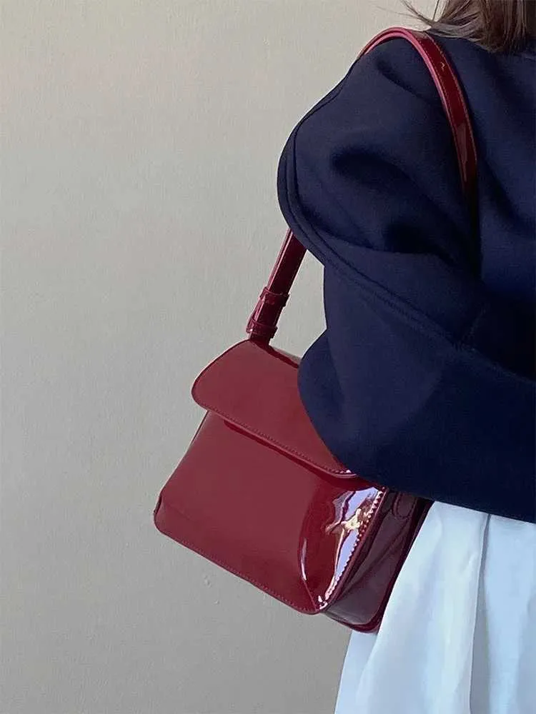 Weinrot PU Unterarm 2023 Neue Damen Vintage Lack Leder Glänzende Schnalle Einzelne Schulter Tasche Elegante Crossbody Ba241210_voghion.com
