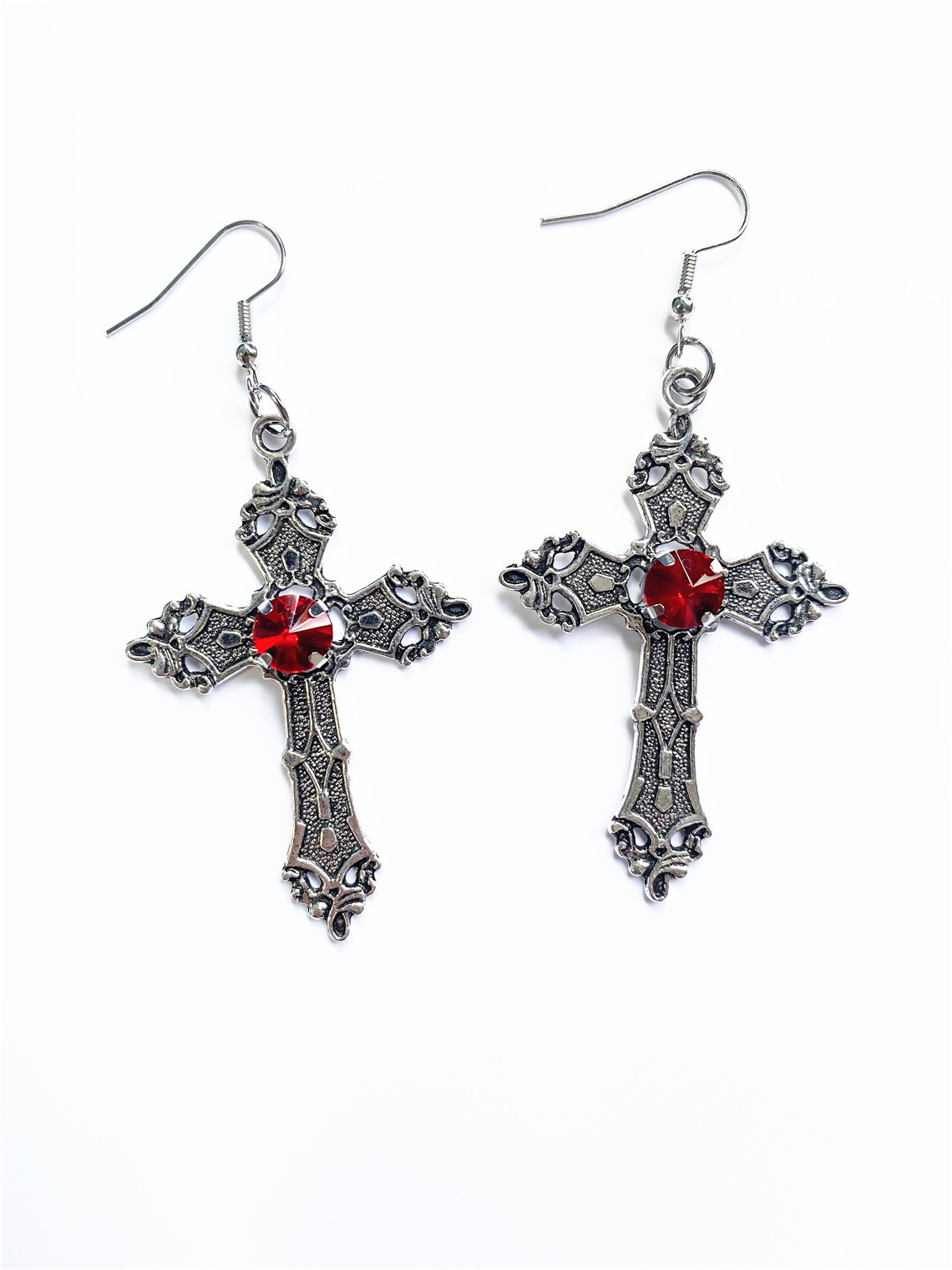 Boucles d'oreilles gothiques punk argentées avec gros détails en forme de croix et de diamant_voghion.com
