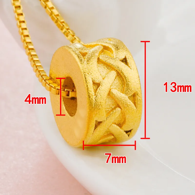 Collana con pendente dorato e perle cilindriche per donna elegante_voghion.com