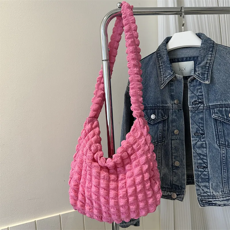 Borsa a tracolla trapuntata imbottita sotto le ascelle da donna, con pieghe a bolle, secchiello, borsa firmata, arricciata, nuvola, shopping_voghion.com