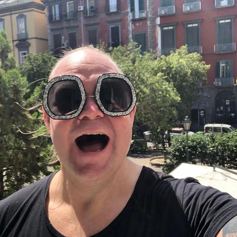Designer Women's Round Sunglasses With Metal Temple Elements_voghion.com
