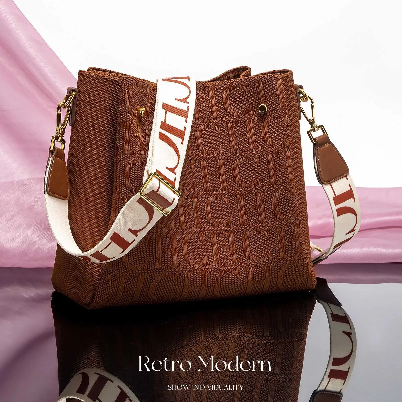 Classic Retro New Solid Color Letter Design Womens Shoulder Bag Fashion Party Multifunctional Ocn Handba241216_voghion.com