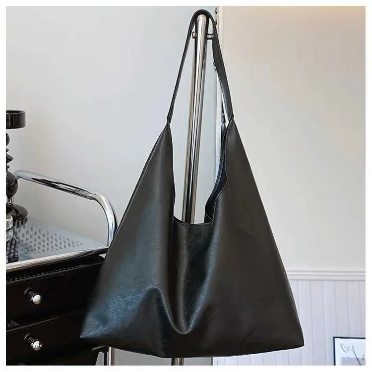 Lightweight PU soft leather large capacity womens shoulder lower arm buckle casual style makeup bag Y241123_voghion.com