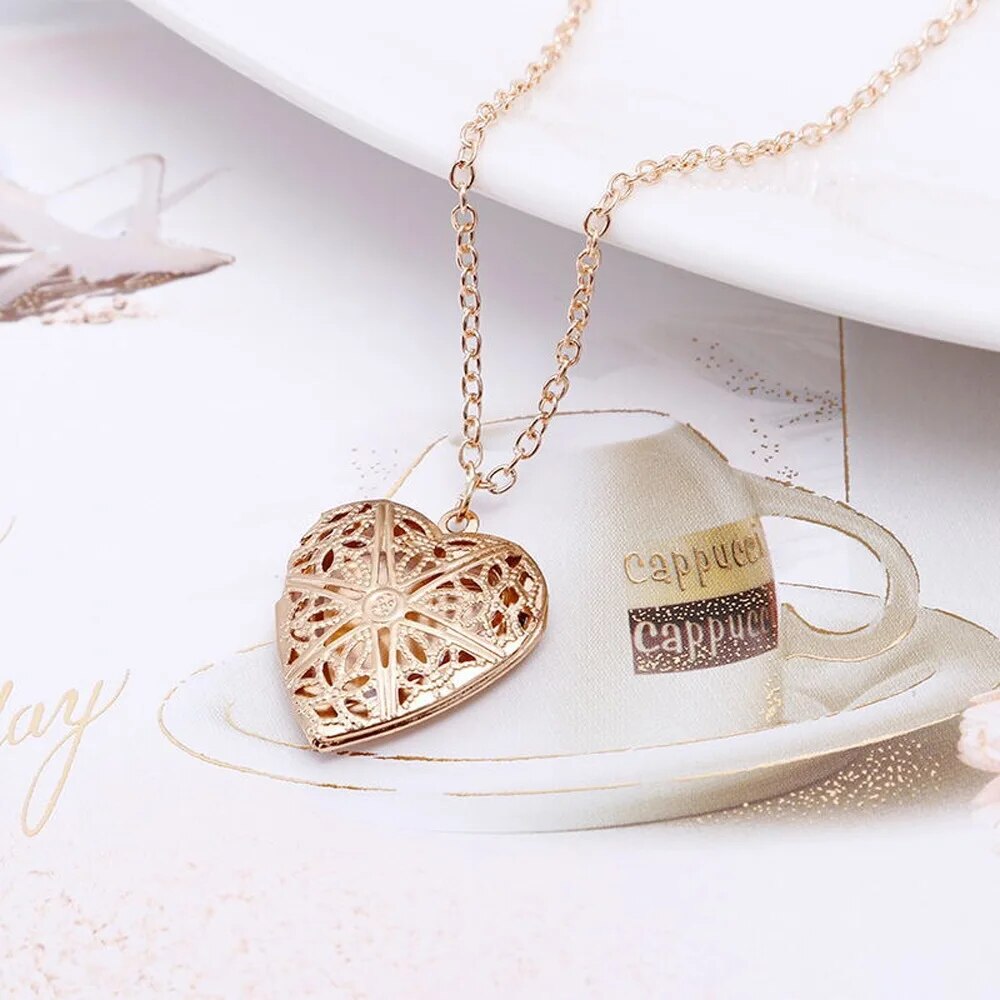 Colar com pingente de coração vazado retrô quente para mulheres, colar geométrico com pingente de amor, colar de corrente, explicação de joias, presente de Natal_voghion.com