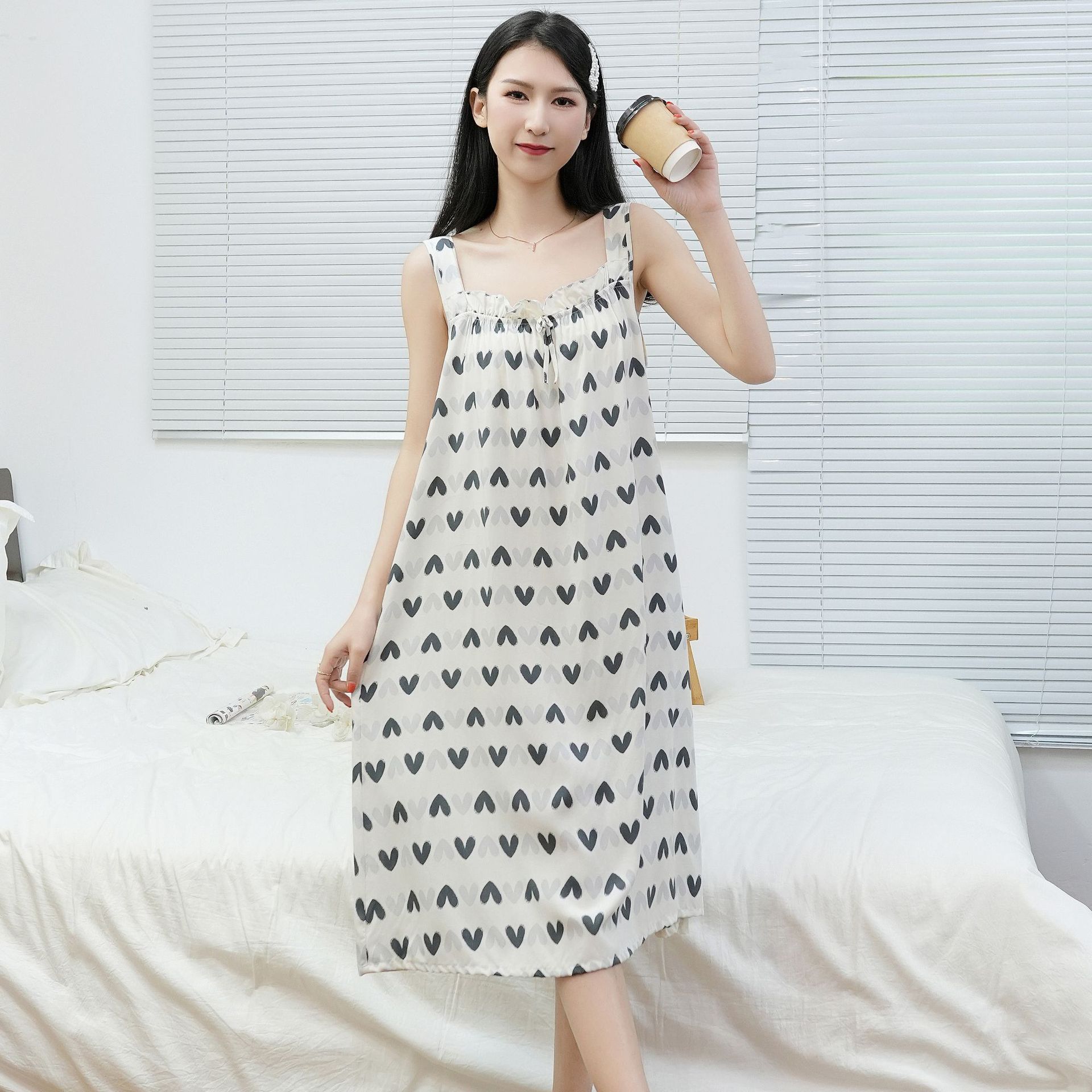 Indumenti da notte da donna Ciondolo piccolo pigiama floreale per ragazze fresche, adorabile abbigliamento per la casa in seta_voghion.com