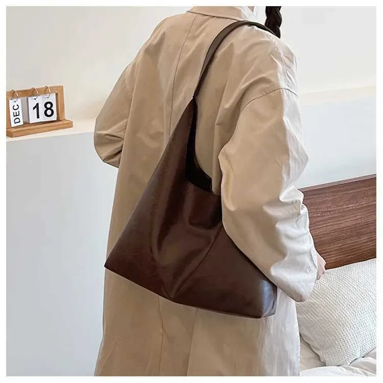 Lightweight PU soft leather large capacity womens shoulder lower arm buckle casual style makeup bag Y241123_voghion.com