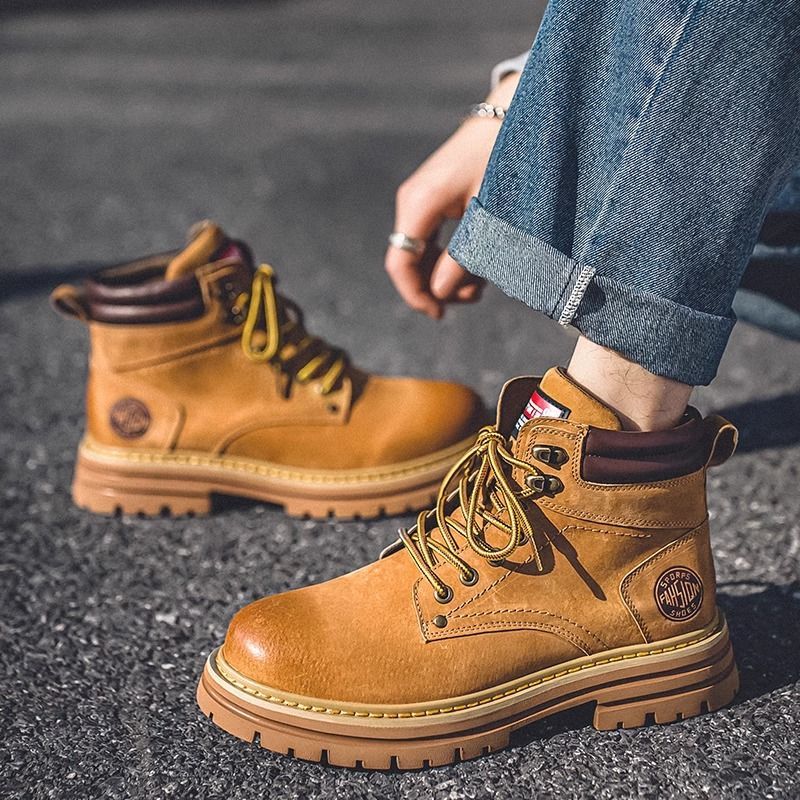 Paar Outdoor-Wanderstiefel im britischen Stil, große gelbe Arbeitsstiefel, hohe Absätze aus gleichem Leder für Männer_voghion.com