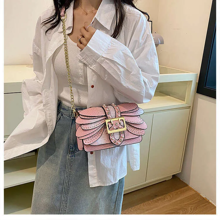 Borsa donna a tracolla con catena e motivo a serpente_voghion.com