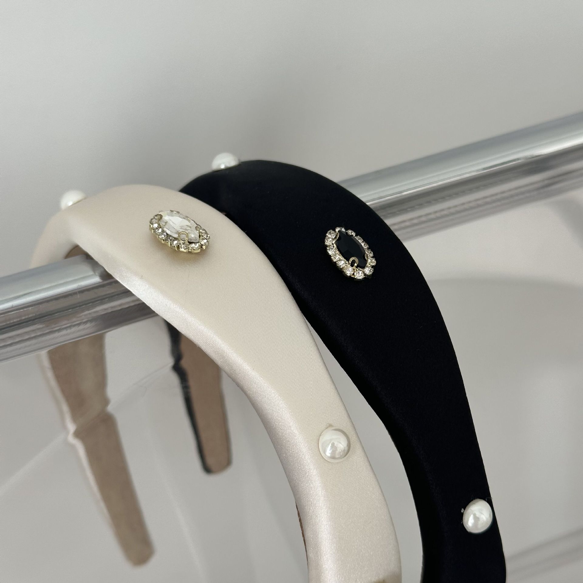 Bandolete de seda com pérolas e strass estilo francês para mulher_voghion.com