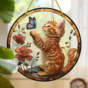Captor de soare jucăuș cu pisicuță și fluture - artă acrilică vibrantă de 20 cm. Decor fantezist pentru ferestrele din grădină sau cadoul prețuit al iubitorilor de animale._voghion.com
