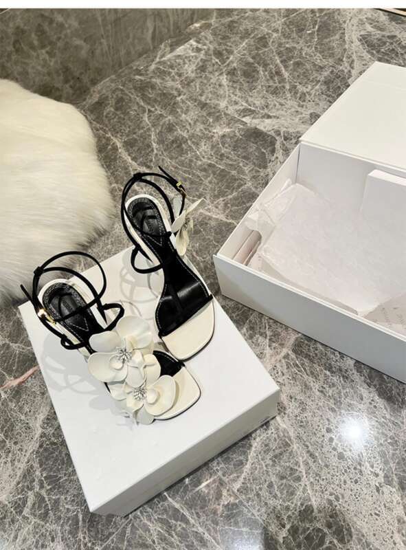 Sandali con punta aperta e fiore bianco, design di alta qualità 2025, linea dritta, tacco alto e sottile, punta quadrata, da donna_voghion.com