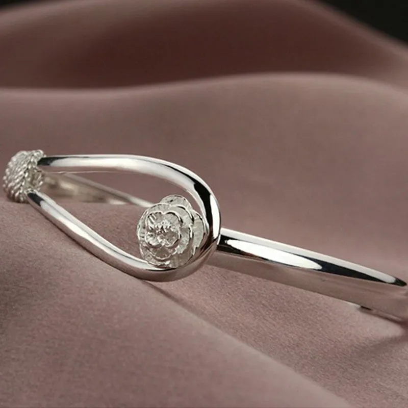 Bracciale rigido a fiore placcato platino per donna elegante_voghion.com