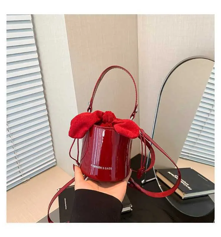 Mini Exquisite Weinrot Hochglanzlack Oberfläche Umhängetasche 2024 Neue Schleife Drstring Unterarm Taschen High Street Lippenstift_voghion.com