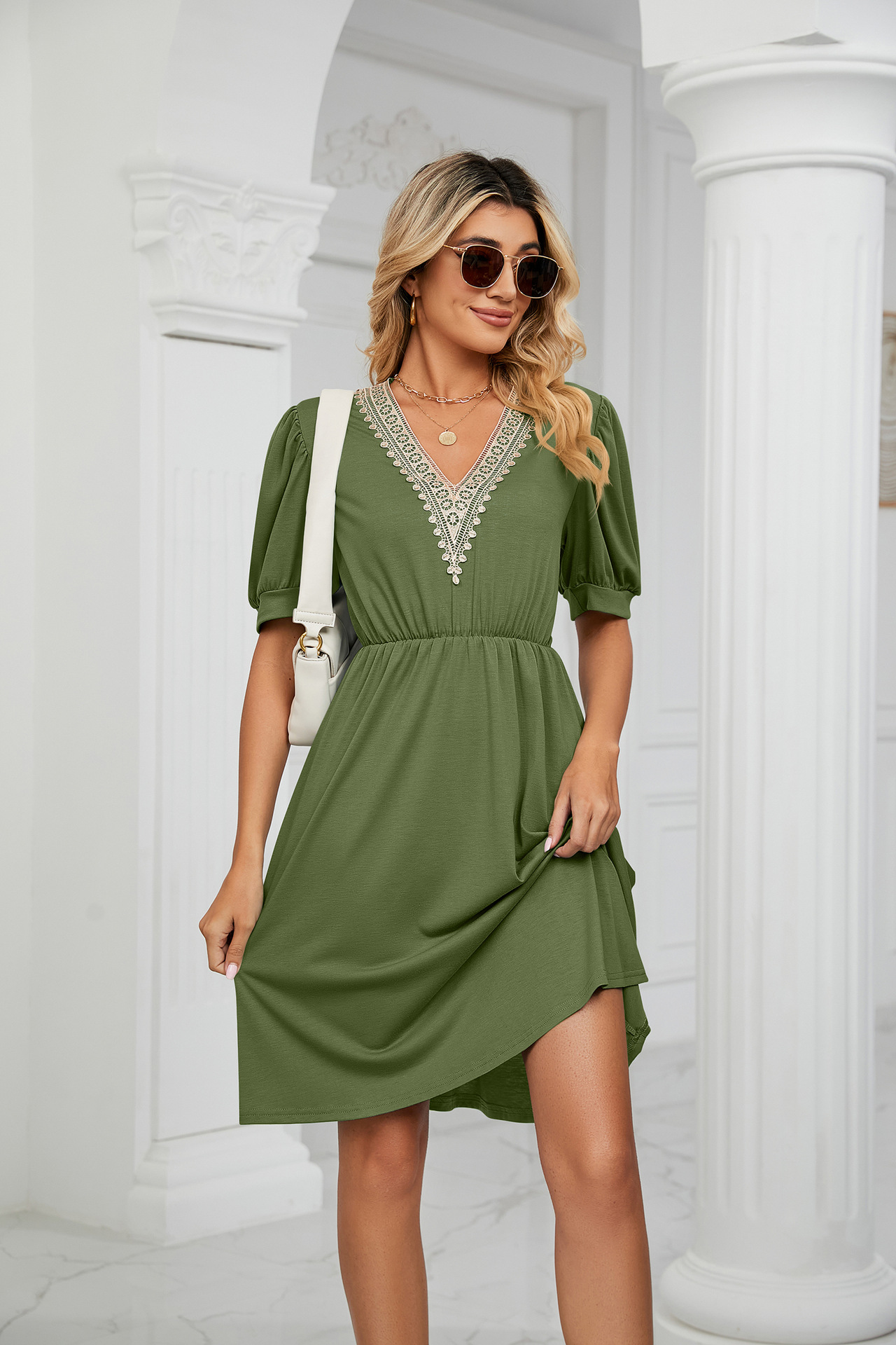 Damenkleid mit V-Ausschnitt und kurzen Ärmeln, mit festem Spitzenaufnäher_voghion.com