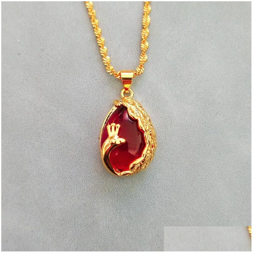 Vergulde ketting met rode edelsteen hanger voor dames elegant_voghion.com