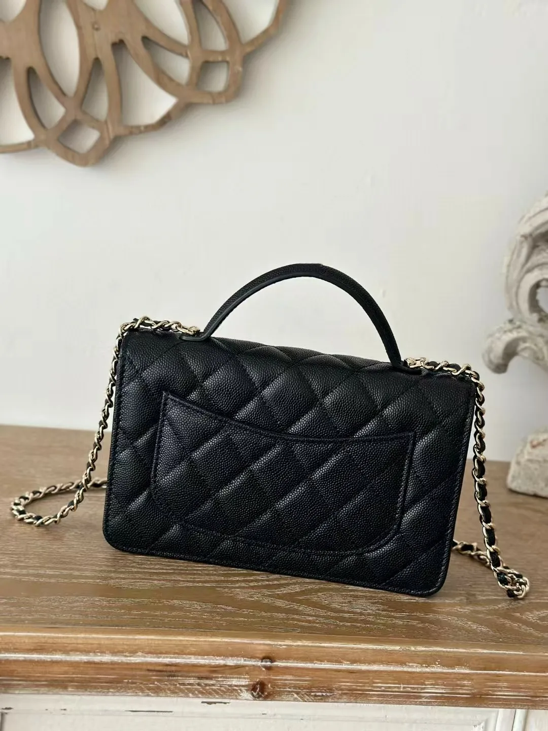 Elegante borsa a mano con manico superiore: borsa a mano in pelle con finiture dorate e tracolla a catena - raffinata borsa da sera_voghion.com