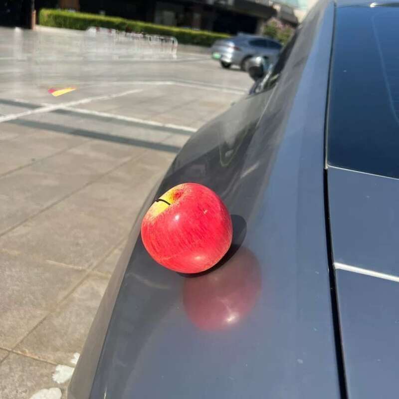 【 Bolti akciós 】 Aranyos és szórakoztató szimuláció gyümölcsdísz elektromos jármű nagy képernyős navigációs autós medál_voghion.com