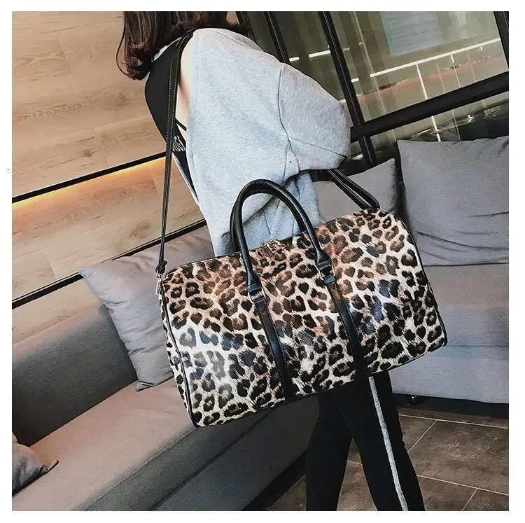 Europe American Fashion Leopard Print Handbag Large Capacity Gym Bags Travel Shopping Tote Bag Street Dressing_voghion.com