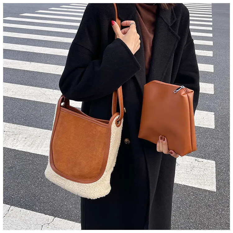 Grand sac à bandoulière de grande capacité pour femme 2023, nouveau sac fourre-tout en laine d'agneau d'automne et d'hiver en peluche, sac seau à une épaule_voghion.com