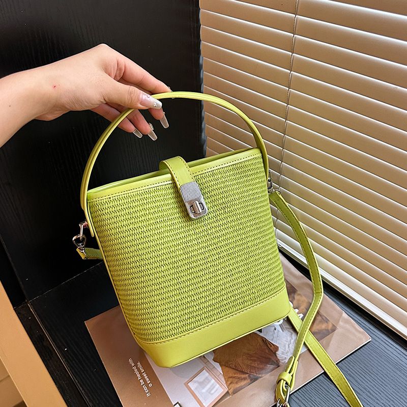 Erba di nicchia super popolare per le donne 2024 nuova borsa a secchiello per l'acqua a tracolla intrecciata versatile con blocco di colore estivo, mobile_voghion.com